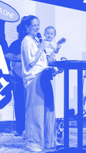Louvor no palco com uma criança no colo